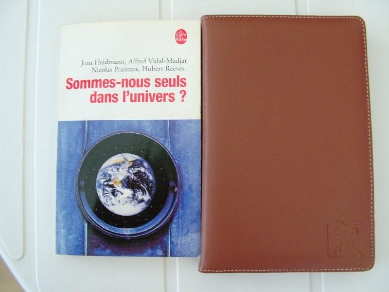 Liseuse et livre de poche