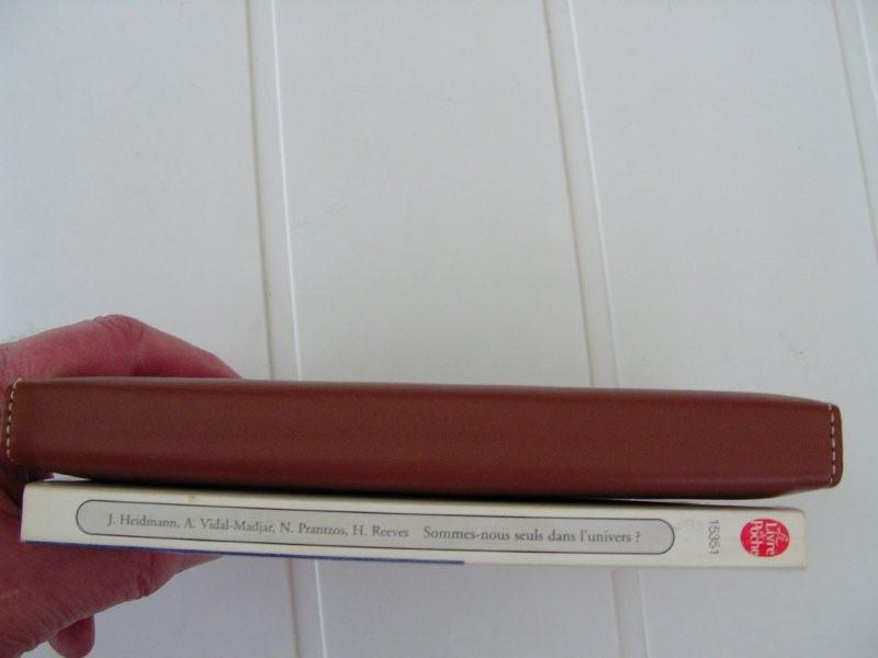 Liseuse et livre de poche