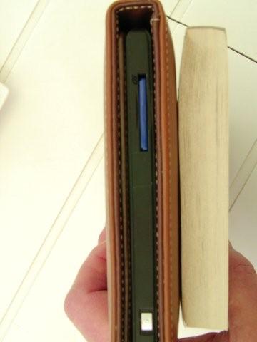 Liseuse et livre de poche